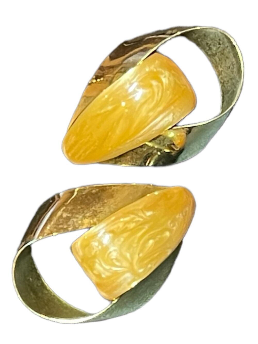 Vintage gold tone marble enamel loop earrings - Estate